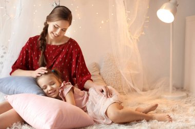 Tatlı uykulu kızı annesiyle