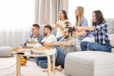 Video oyunları oynayan insanlar 