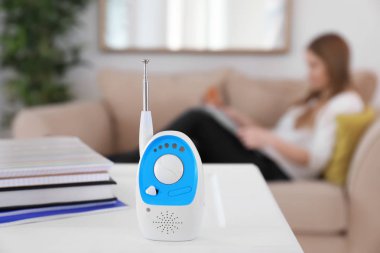 Bebek telsizi ve kadın  