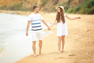 genç bir çift deniz kıyısı üzerinde