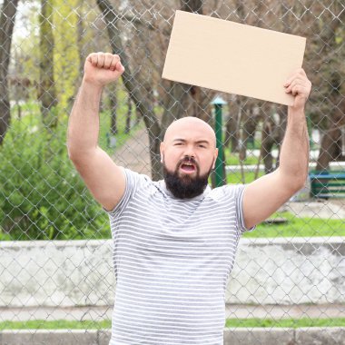 Protesto adam karton parçası tutan 