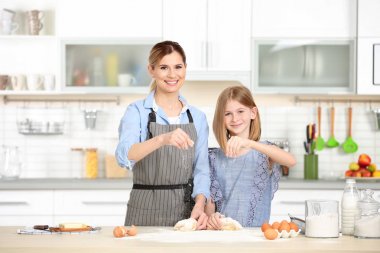 Anne ve kızı hamur hazırlıyor.