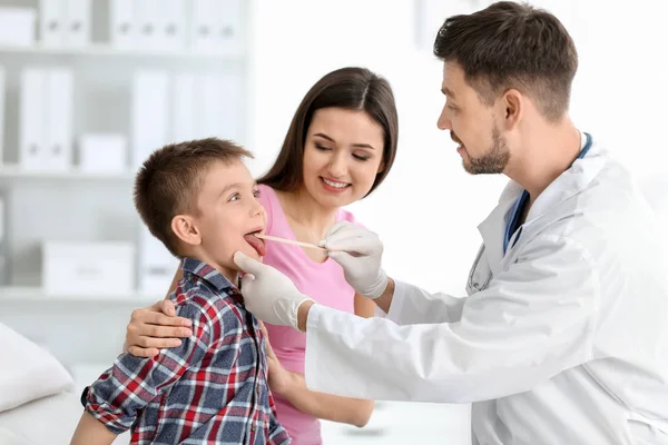 Médico examinando niño pequeño — Foto de Stock