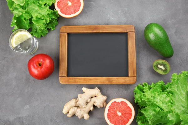 Chalkboard e diferentes mercearias — Fotografia de Stock