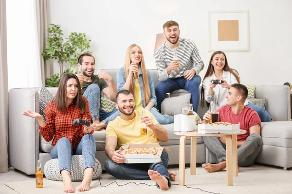 Mensen die videospelletjes spelen — Stockfoto