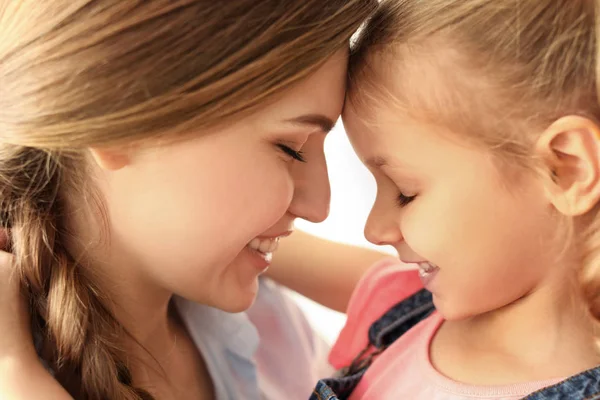 Madre y linda hija pequeña — Foto de Stock