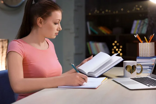 Schüler machen Hausaufgaben — Stockfoto