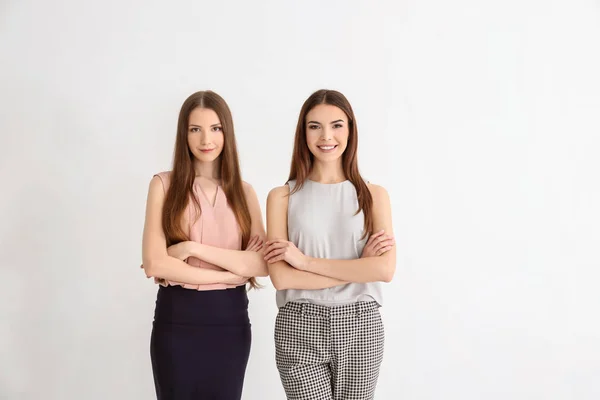 Δύο νεαρές γυναίκες — Φωτογραφία Αρχείου