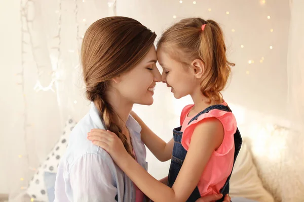 Anne ve sevimli küçük kız — Stok fotoğraf
