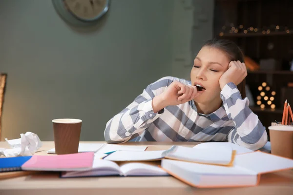 Studente che fa i compiti — Foto Stock