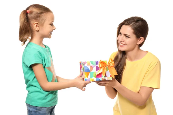 Мила дівчина дарує подарунок матері — стокове фото