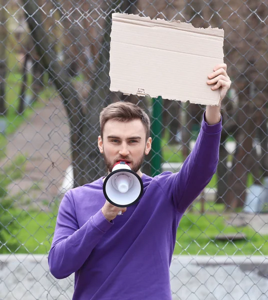Tiltakozó ember tartja a kartonlapot — Stock Fotó