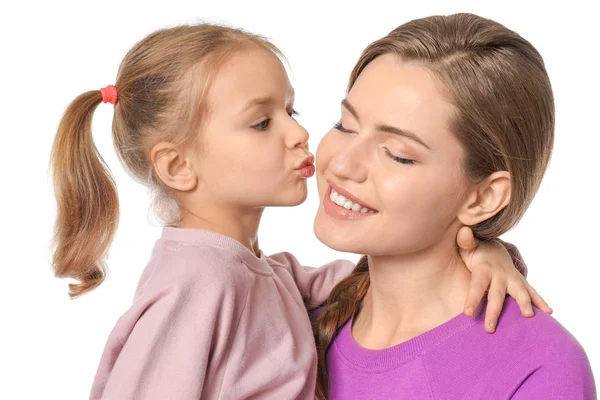 Милая маленькая девочка целует мать — стоковое фото