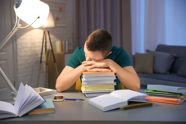 Estudiante cansado durmiendo en libros —  Fotos de Stock