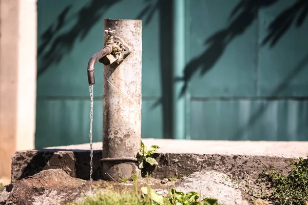 Grifo con agua de verter al aire libre — Foto de Stock