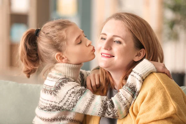 Schattig meisje kussen moeder — Stockfoto