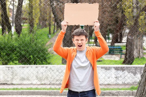 Protesto Jovem Segurando Pedaço Papelão Com Espaço Para Texto Rua — Fotografia de Stock