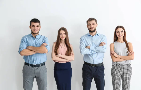 Jóvenes parados juntos sobre fondo blanco. Concepto de unidad —  Fotos de Stock