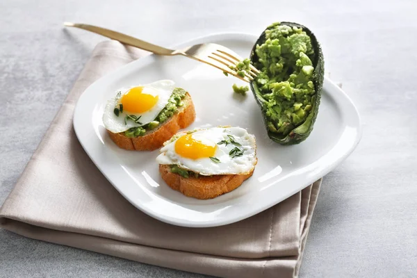 Pane tostato con avocado e uova di quaglia — Foto Stock