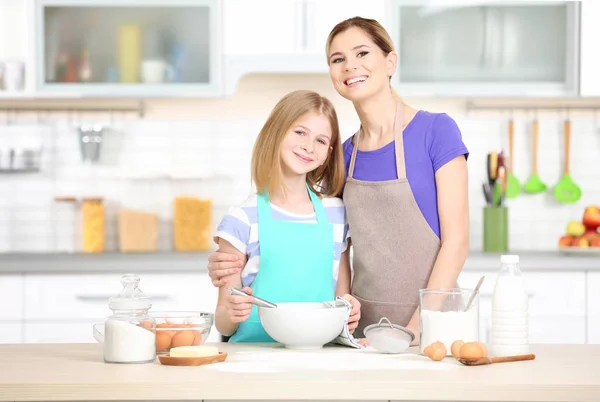 Matka i córka Gotowanie — Zdjęcie stockowe