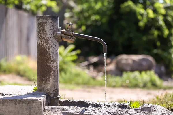 Wasserhahn mit Gießwasser im Freien — Stockfoto