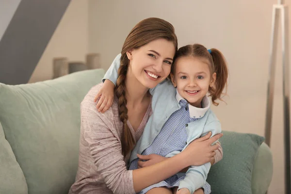 Gelukkig moeder en dochter — Stockfoto