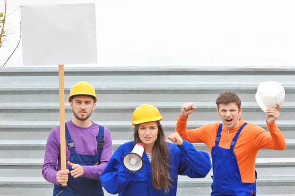 Groupe Jeunes Manifestants Clôture Sur Fond — Photo