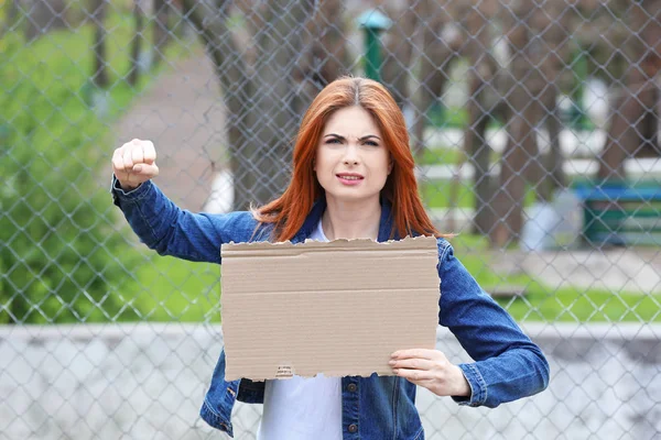 Manifestation Jeune Femme Tenant Morceau Carton Avec Espace Pour Texte — Photo