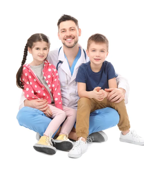 Médico Niños Con Niños Pequeños Sobre Fondo Blanco — Foto de Stock