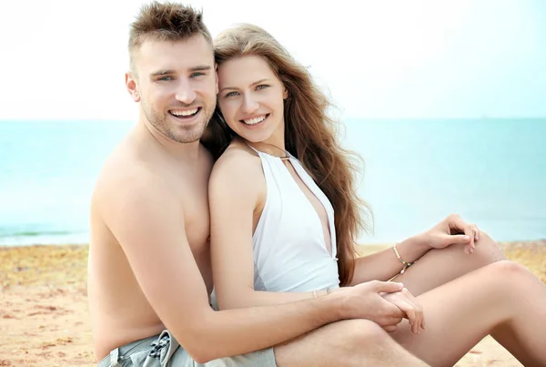 Junges Paar an der Küste — Stockfoto