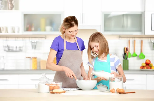 Mãe e filha cozinhar — Fotografia de Stock