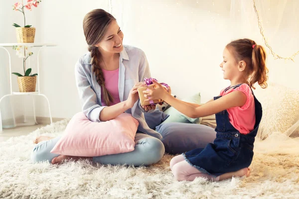 Cute little girl greeting mother — Stock Photo, Image