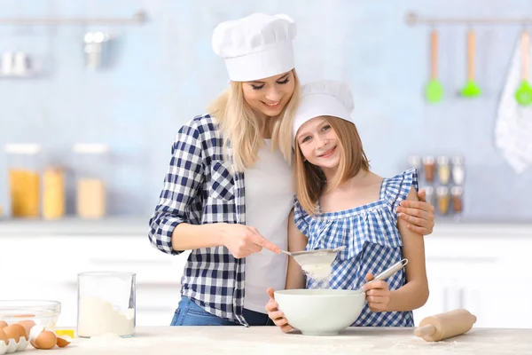 幸福的母亲和女儿做饭 — 图库照片