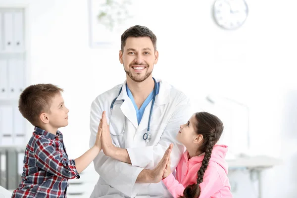 Médico Niños Con Niños Pequeños Hospital — Foto de Stock