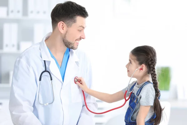 Kinderen Van Arts Met Een Klein Meisje Het Ziekenhuis — Stockfoto