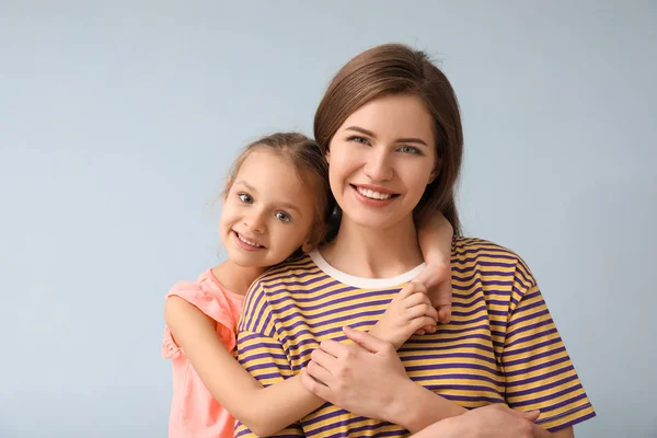 Mor och söt liten dotter — Stockfoto