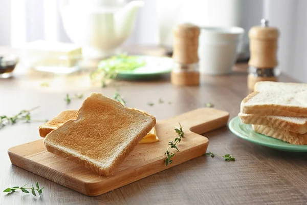 Tabla con sabrosos brindis de desayuno —  Fotos de Stock