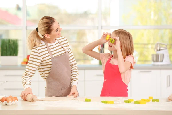 Mãe feliz e filha cozinhar — Fotografia de Stock
