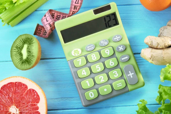 Калькулятор, вимірювальна стрічка та різні продукти харчування — стокове фото
