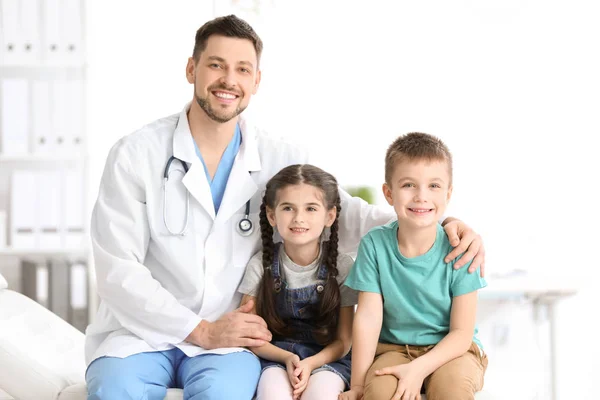 Médico Infantil Com Crianças Pequenas Hospital — Fotografia de Stock