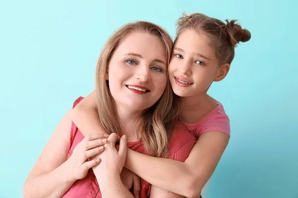 Portrait of happy mother and daughter — Stock Photo, Image