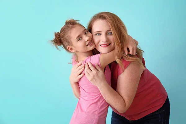 Šťastná matka a dcera objímají — Stock fotografie