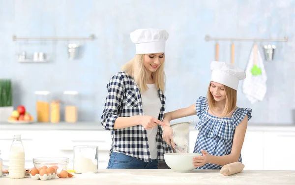 Szczęśliwa matka i córka, gotowanie — Zdjęcie stockowe