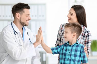 Kadın doktor ofisinde oğluyla