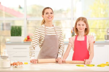 Anne ve kızı dışarı hamur haddeleme