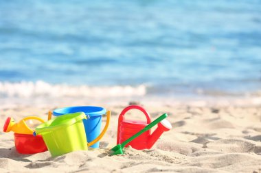 Renkli plastik kum oyuncakları
