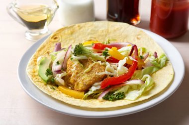 Lezzetli balık taco plakalı 