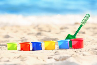 Renkli plastik kum oyuncakları