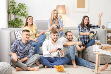 Video oyunları oynayan insanlar 