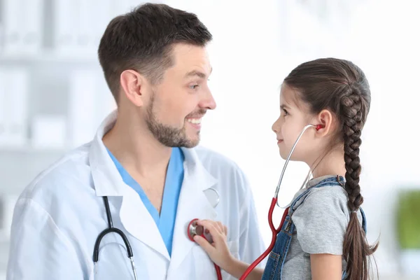 Kinderen Van Arts Met Een Klein Meisje Het Ziekenhuis — Stockfoto